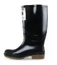 BOTA NEGRA CON PUNTERA PVC.webp